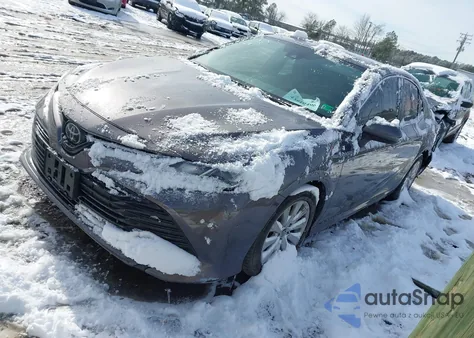 2020 Toyota Camry Le z USA, uszkodzony, nr VIN 4T1C11AK8LU369729